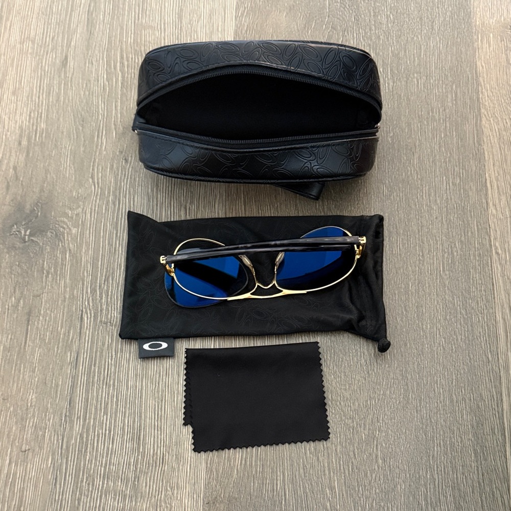 Oakley Used Women’s Feedback Sunglasses & Oakley Black Case with Embossed Design